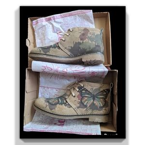 New in Box Goby© Shoes Butterfly Art